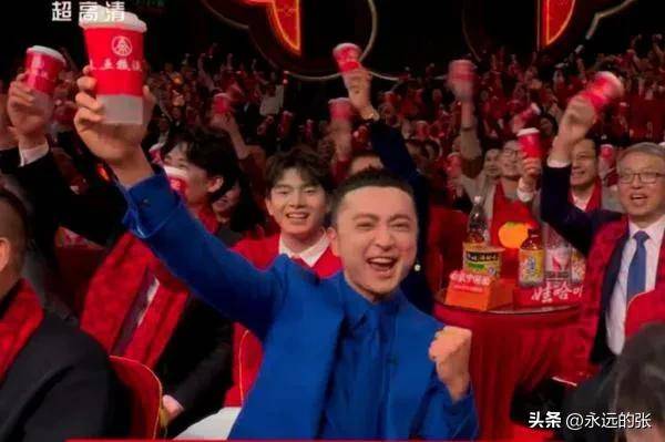 表演的魔术《画蛇添福》从以下几方面来看待AG真人登录入口对于刘谦在2025年春晚(图1)